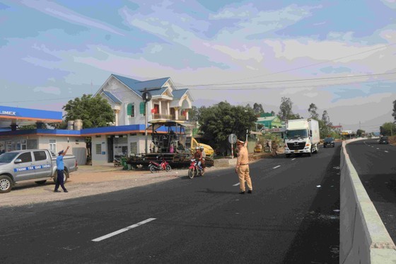 Police officers are on duty to regulate traffic flow. (Photo: SGGP)