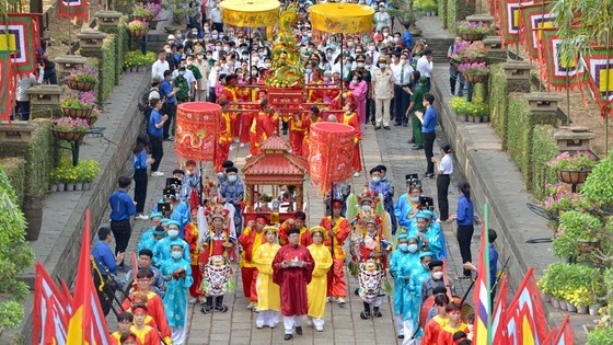 The incense offering ceremony at the Hung Kings Memorial Site in the National Historical and Cultural Park in Thu Duc City . (Photo: SGGP) The incense offering ceremony at the Hung Kings Memorial Site in the National Historical and Cultural Park in Thu Duc City . (Photo: SGGP)