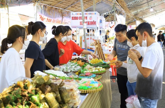 Hundreds of local specialties and delicious cakes of Southern provinces and cities are introduced to visitors during the 4-day event. (Photo: SGGP) Hundreds of local specialties and delicious cakes of Southern provinces and cities are introduced to visitors during the 4-day event. (Photo: SGGP)