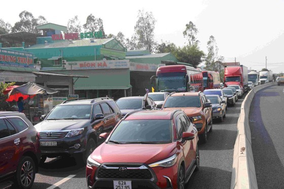 Thousands of vehicles get stuck in traffic jam on the branch road connecting Phan Thiet – Dau Giay expressway and National Highway 1A. (Photo: SGGP)