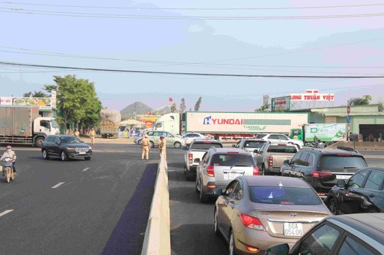 Local authorities are on duty to regulate traffic flow and prevent prolonged congestion. (Photo: SGGP)