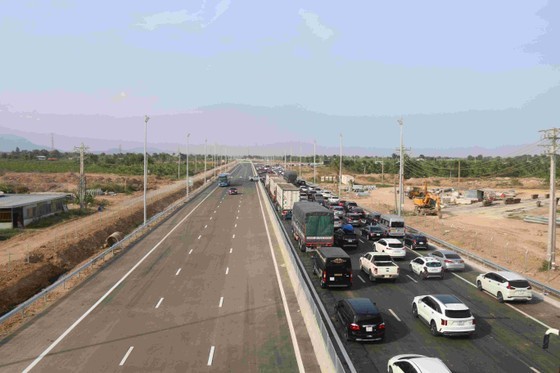 Lines of vehicles waiting to move on Phan Thiet-Dau Giay expressway on April 29 (Photo: SGGP)