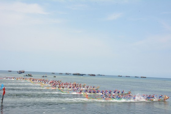 Tu Linh traditional boat race takes place on Ly Son Island in Quang Ngai Province on April 30. (Photo: SGGP)