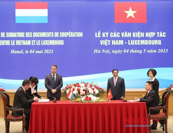 The Vietnamese and Luxembourg PMs witness the signing of an agreement on the strategic partnership in green finance between the two finance ministries after their talks on May 4. (Photo: SGGP) The Vietnamese and Luxembourg PMs witness the signing of an agreement on the strategic partnership in green finance between the two finance ministries after their talks on May 4. (Photo: SGGP)