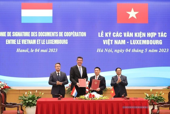 The Vietnamese and Luxembourg PMs witness the signing of cooperation agreements between the two countries after their talks on May 4. (Photo: SGGP) The Vietnamese and Luxembourg PMs witness the signing of cooperation agreements between the two countries after their talks on May 4. (Photo: SGGP)
