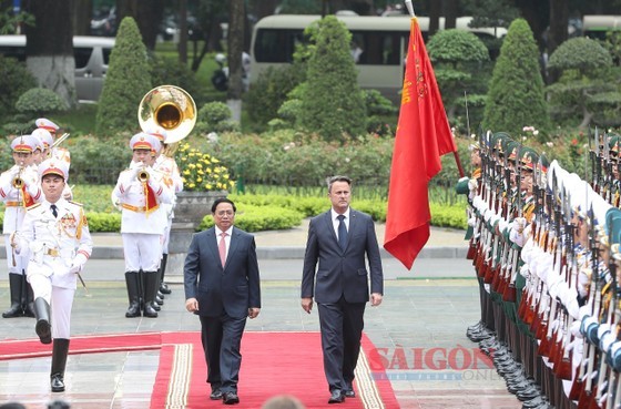 Prime Minister Pham Minh Chinh (L) and his Luxembourg counterpart Xavier Bettel review the guard of honor. (Photo: SGGP) Prime Minister Pham Minh Chinh (L) and his Luxembourg counterpart Xavier Bettel review the guard of honor. (Photo: SGGP)