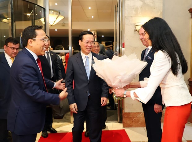 President Vo Van Thuong (center) arrives in London, beginning a visit to attend the coronation of King Charles III at the invitation of the Royal Family of the UK. (Photo: VNA) President Vo Van Thuong (center) arrives in London, beginning a visit to attend the coronation of King Charles III at the invitation of the Royal Family of the UK. (Photo: VNA)