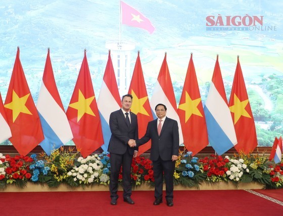 Prime Minister Pham Minh Chinh (R) and his Luxembourg counterpart Xavier Bettel (Photo: SGGP) Prime Minister Pham Minh Chinh (R) and his Luxembourg counterpart Xavier Bettel (Photo: SGGP)
