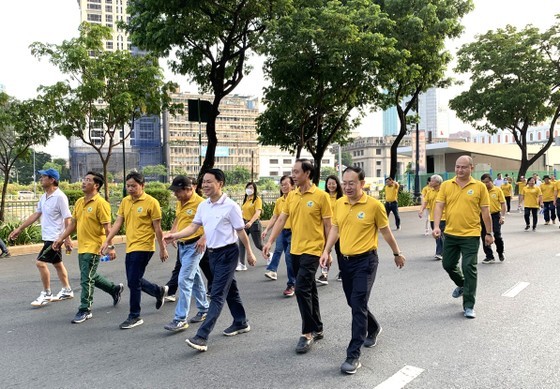 District 4&apos;s leaders and delegates join the charity walk. (Photo: SGGP)