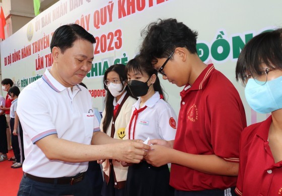 Students receive scholarships at the program. (Photo: SGGP)