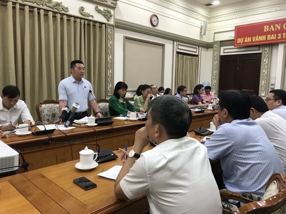 The inspection delegation of the HCMC People&apos;s Council monitors the compensation and site clearance works at districts over the past time. (Photo: SGGP)
