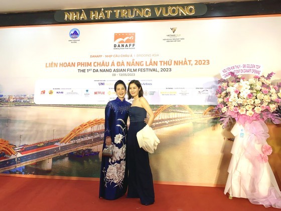 South Korean movie star Moon Sori (R) and People’s Artist Lan Huong at the opening ceremony (Photo: SGGP) South Korean movie star Moon Sori (R) and People’s Artist Lan Huong at the opening ceremony (Photo: SGGP)