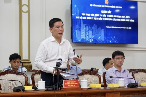 Director of the Transportation Works Construction Investment Project Management Board of HCMC, Luong Minh Phuc speaks at the supervision. (Photo: SGGP) Director of the Transportation Works Construction Investment Project Management Board of HCMC, Luong Minh Phuc speaks at the supervision. (Photo: SGGP)