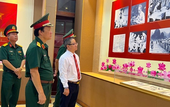 Chairman of the People's Committee of Can Tho City Tran Viet Truong and leaders of the Military Zone 9 attend the exhibition. (Photo: SGGP) Chairman of the People's Committee of Can Tho City Tran Viet Truong and leaders of the Military Zone 9 attend the exhibition. (Photo: SGGP)