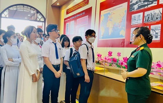 Students attend the exhibition on the life and glorious revolutionary career of President Ho Chi Minh in Can Tho City on May 10. (Photo: SGGP) Students attend the exhibition on the life and glorious revolutionary career of President Ho Chi Minh in Can Tho City on May 10. (Photo: SGGP)
