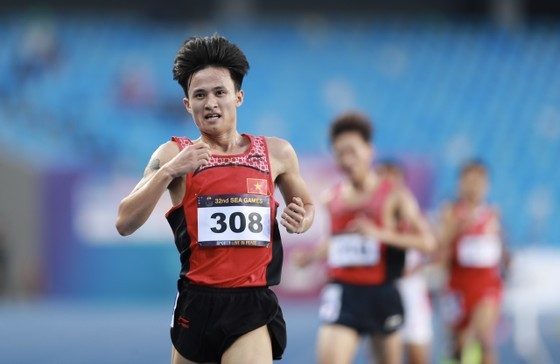 In the men's 3,000m hurdles, Nguyen Trung Cuong wins the gold medal with 8.51.99 minutes. (Photo: SGGP)