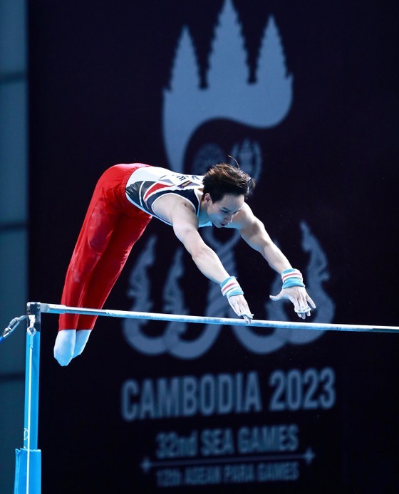 Artistic gymnast Dinh Phuong Thanh brings home a gold medal in the men's single bar event on May 9. (Photo: SGGP)
