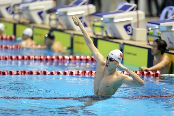 Swimmer Pham Thanh Bao wins a gold medal and breaks the SEA Games record in the men's 100m breaststroke on May 14. (Photo: SGGP)