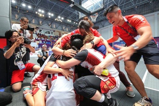 The Vietnamese team expresses their happiness after beating the Philippines to win the women’s 3x3 basketball gold medal at the ongoing 32nd Southeast Asian Games. (Photo: SGGP)