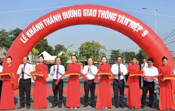 Vice Chairman of the HCMC Party Committee Nguyen Van Hieu (C) attends the inauguration ceremony for Tan Hiep 9 road in Hoc Mon District. (Photo: SGGP) Vice Chairman of the HCMC Party Committee Nguyen Van Hieu (C) attends the inauguration ceremony for Tan Hiep 9 road in Hoc Mon District. (Photo: SGGP)