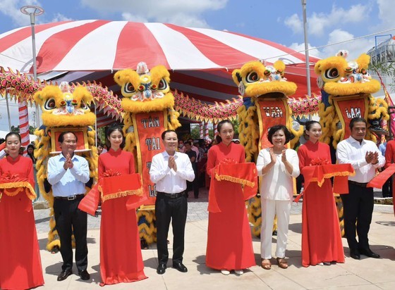 Vice Chairman of the HCMC Party Committee Nguyen Van Hieu (2nd, L) attends the inauguration ceremony for Hoc Mon Ecotourism Park on May 18. (Photo: SGGP) Vice Chairman of the HCMC Party Committee Nguyen Van Hieu (2nd, L) attends the inauguration ceremony for Hoc Mon Ecotourism Park on May 18. (Photo: SGGP)