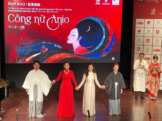 Vietnamese and Japanese artists attend the announcement ceremony of the opera project in Hanoi on May 18. (Photo: SGGP)