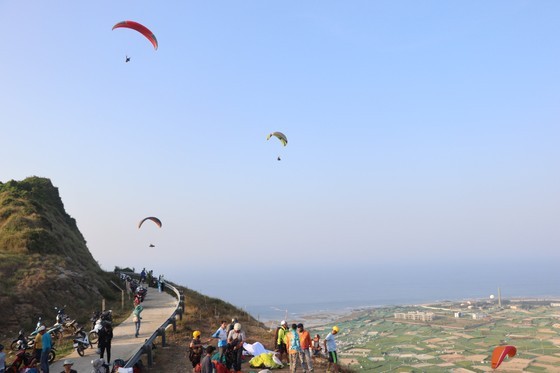 Pilots take off from a point on Thoi Loi Mountain. (Photo: SGGP)