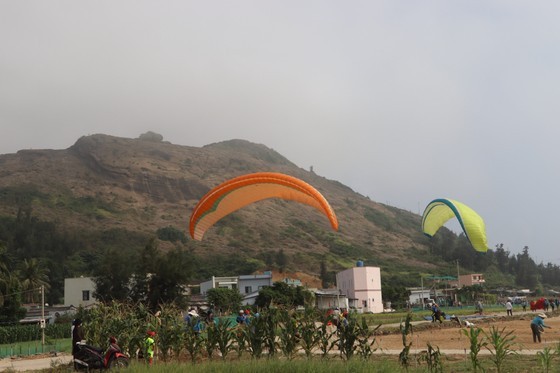 Paragliding pilots prepare for takeoff. (Photo: SGGP)