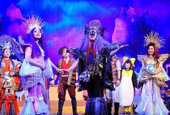 A scene in the play, "The Adventures of Sinbad: Mermaids' Battle" of the 33rd edition of the popular children’s program Ngay Xua Ngay Xua (Once Upon a Time) last summer A scene in the play, "The Adventures of Sinbad: Mermaids' Battle" of the 33rd edition of the popular children’s program Ngay Xua Ngay Xua (Once Upon a Time) last summer