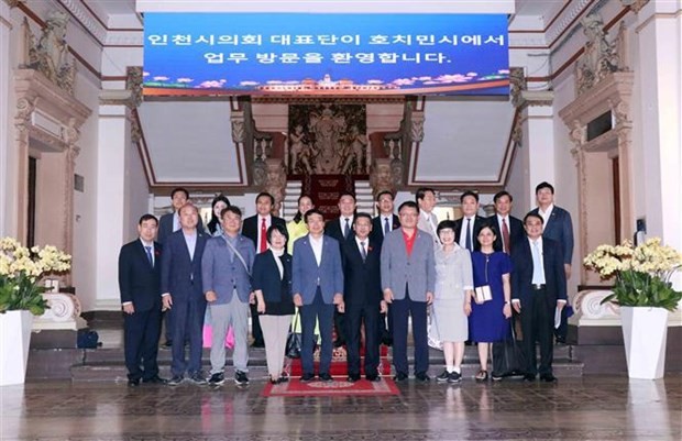 Delegates pose for group photo. (Photo: VNA)