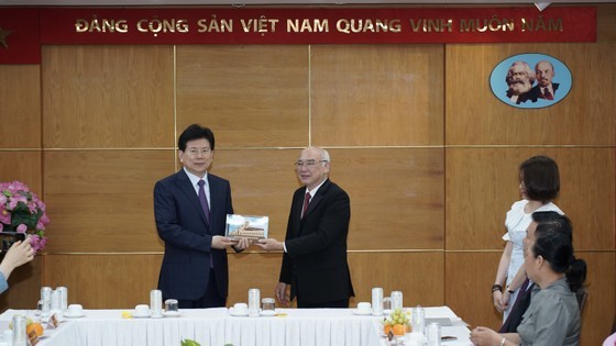 Head of the Propaganda and Education Board of the HCMC Party Committee Phan Nguyen Nhu Khue (R) presents a gift to Mr. Zhang Jianchun, Deputy head of the Publicity Department of the Communist Party of China Central Committee. (Photo: SGGP) Head of the Propaganda and Education Board of the HCMC Party Committee Phan Nguyen Nhu Khue (R) presents a gift to Mr. Zhang Jianchun, Deputy head of the Publicity Department of the Communist Party of China Central Committee. (Photo: SGGP)