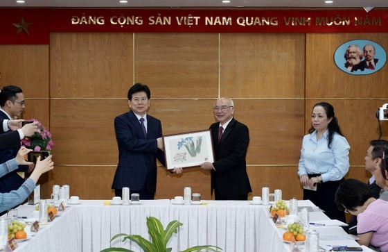 Deputy head of the Publicity Department of the Communist Party of China Central Committee, Zhang Jianchun (L) offers a gift to Head of the Propaganda and Education Board of the HCMC Party Committee Phan Nguyen Nhu Khue. (Photo: SGGP) Deputy head of the Publicity Department of the Communist Party of China Central Committee, Zhang Jianchun (L) offers a gift to Head of the Propaganda and Education Board of the HCMC Party Committee Phan Nguyen Nhu Khue. (Photo: SGGP)