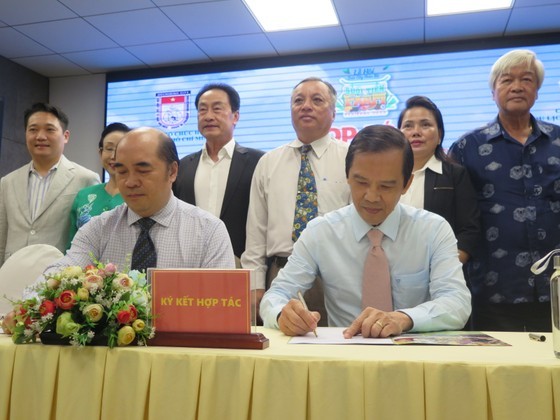The Union of Friendship Organizations of HCMC and Suoi Tien Cultural Tourism Joint Stock Company sign a people-to-people cooperation agreement on May 24. (Photo: SGGP) The Union of Friendship Organizations of HCMC and Suoi Tien Cultural Tourism Joint Stock Company sign a people-to-people cooperation agreement on May 24. (Photo: SGGP)