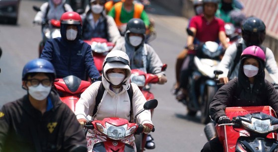 People are advised to take extra precautions such as wearing protective clothing, hats, and sunglasses, as well as ensuring hydration for the body. (Photo: SGGP)