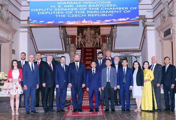 Vice Chairman of the municipal People's Council Nguyen Van Dung (sixth, from left) receives Jan Bartosek (fifth, from left), Vice Chairman of the Chamber of Deputies of the Parliament of the Czech Republic on May 25. (Photo: VNA) Vice Chairman of the municipal People's Council Nguyen Van Dung (sixth, from left) receives Jan Bartosek (fifth, from left), Vice Chairman of the Chamber of Deputies of the Parliament of the Czech Republic on May 25. (Photo: VNA)