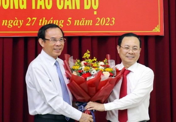 Secretary of the HCMC Party Committee Nguyen Van Nen (L) offers flowers to congratulate newly-appointed Secretary of the Party Committee of Can Tho City Nguyen Van Hieu. (Photo: SGGP) Secretary of the HCMC Party Committee Nguyen Van Nen (L) offers flowers to congratulate newly-appointed Secretary of the Party Committee of Can Tho City Nguyen Van Hieu. (Photo: SGGP)