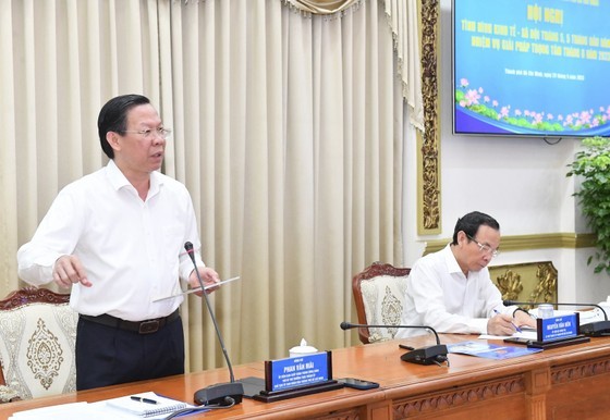 Chairman of the HCMC People’s Committee Phan Van Mai speaks at the meeting. (Photo: SGGP) Chairman of the HCMC People’s Committee Phan Van Mai speaks at the meeting. (Photo: SGGP)
