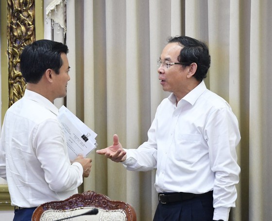 Secretary of the HCMC Party Committee Nguyen Van Nen (R) talks with Vice Chairman of the HCMC People's Committee Bui Xuan Cuong. (Photo: SGGP) Secretary of the HCMC Party Committee Nguyen Van Nen (R) talks with Vice Chairman of the HCMC People's Committee Bui Xuan Cuong. (Photo: SGGP)
