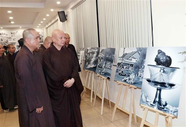 Most Venerable Thich Le Trang (2nd from L), Head of the VBS Executive Board in Ho Chi Minh City, attends the exhibition (Photo: VNA) Most Venerable Thich Le Trang (2nd from L), Head of the VBS Executive Board in Ho Chi Minh City, attends the exhibition (Photo: VNA)