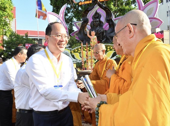 Vice Secretary of the HCMC Party Committee Nguyen Ho Hai extends greetings to Most Venerables on the occasion of Lord Buddha’s 2565th birthday. (Photo: SGGP) Vice Secretary of the HCMC Party Committee Nguyen Ho Hai extends greetings to Most Venerables on the occasion of Lord Buddha’s 2565th birthday. (Photo: SGGP)