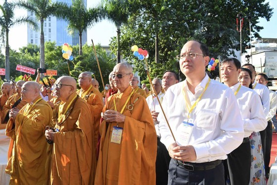Vice Secretary of the HCMC Party Committee Nguyen Ho Hai (R) and delegates offer incense to commemorate Bodhisattva Thich Quang Duc. (Photo: SGGP) Vice Secretary of the HCMC Party Committee Nguyen Ho Hai (R) and delegates offer incense to commemorate Bodhisattva Thich Quang Duc. (Photo: SGGP)