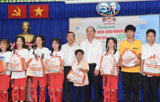 Vice Secretary of the HCMC Party Committee Nguyen Ho Hai (R) and Secretary of the Party Committee of Thu Duc City Nguyen Huu Hiep (L) present gifts to children at Linh Xuan Child Support Nourishing Center on June 1. (Photo: SGGP) Vice Secretary of the HCMC Party Committee Nguyen Ho Hai (R) and Secretary of the Party Committee of Thu Duc City Nguyen Huu Hiep (L) present gifts to children at Linh Xuan Child Support Nourishing Center on June 1. (Photo: SGGP)