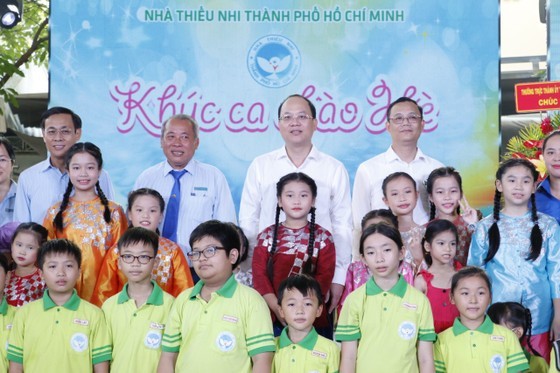 Vice Secretary of the HCMC Party Committee Nguyen Ho Hai and the children of HCMC Children's House pose a group photo. (Photo: SGGP) Vice Secretary of the HCMC Party Committee Nguyen Ho Hai and the children of HCMC Children's House pose a group photo. (Photo: SGGP)