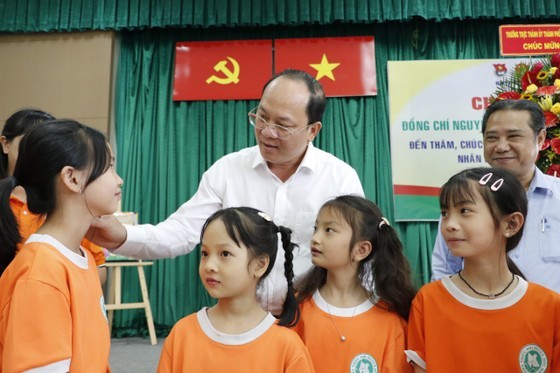 Vice Secretary of the HCMC Party Committee Nguyen Ho Hai talks with kids at Hoc Mon District's Children House. (Photo: SGGP) Vice Secretary of the HCMC Party Committee Nguyen Ho Hai talks with kids at Hoc Mon District's Children House. (Photo: SGGP)