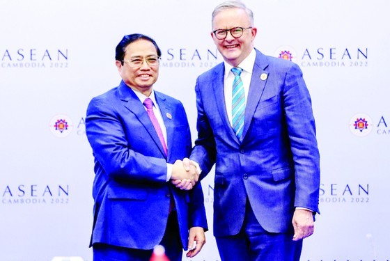 Prime Minister Pham Minh Chinh (L) and his Australian counterpart Anthony Albanese during their meeting in Cambodia last year. (Photo: VNA)