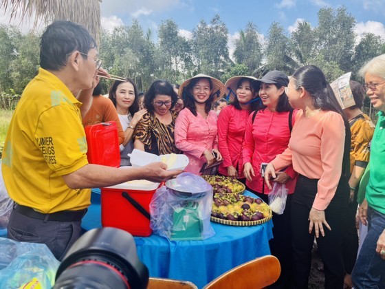 Visitors enjoy the fresh seasonal fruits of mangosteen, rambutan, and jackfruits. (Photo: SGGP) Visitors enjoy the fresh seasonal fruits of mangosteen, rambutan, and jackfruits. (Photo: SGGP)