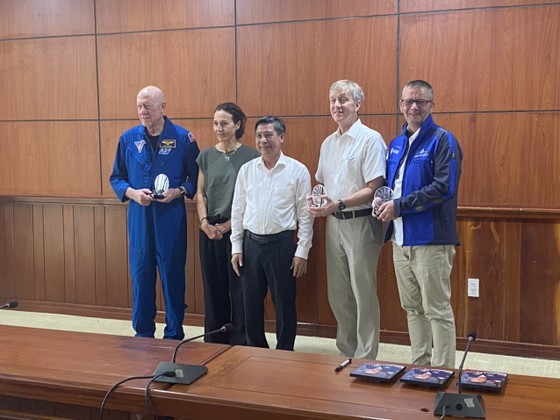 Leader of Hau Giang Province offers gifts to NASA astronauts. (Photo: SGGP)