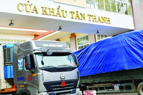 Trucks carrying goods pass the Tan Thanh border gate in the northern province of Lang Son. (Photo: SGGP)