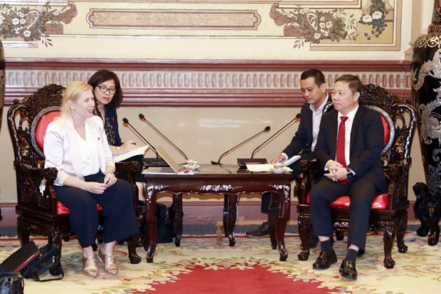 Vice Chairman of the HCMC People’s Committee Duong Anh Duc (R) and General Director of RMIT Vietnam Claire Macken at the meeting on June 6. (Photo: VNA) Vice Chairman of the HCMC People’s Committee Duong Anh Duc (R) and General Director of RMIT Vietnam Claire Macken at the meeting on June 6. (Photo: VNA)