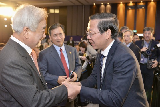 Chairman of the HCMC People’s Committee Phan Van Mai (R) meets delegates at the forum. (Photo: SGGP) Chairman of the HCMC People’s Committee Phan Van Mai (R) meets delegates at the forum. (Photo: SGGP)